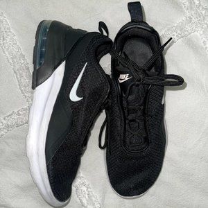 Nike Women's Air Max Motion 2    Size 9